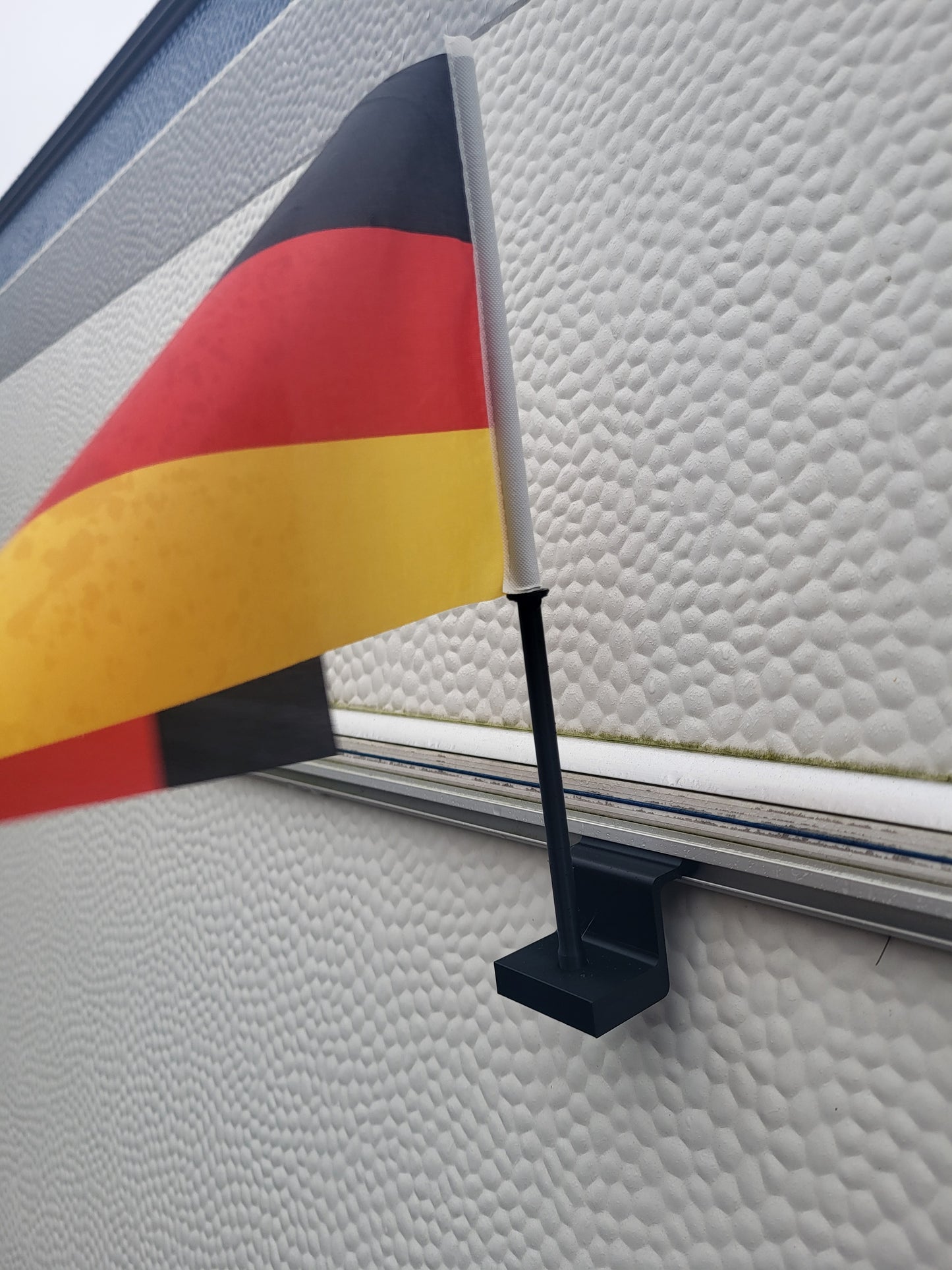 Flaggenhalter für die Kederschiene – Mini-Flagge immer dabei!