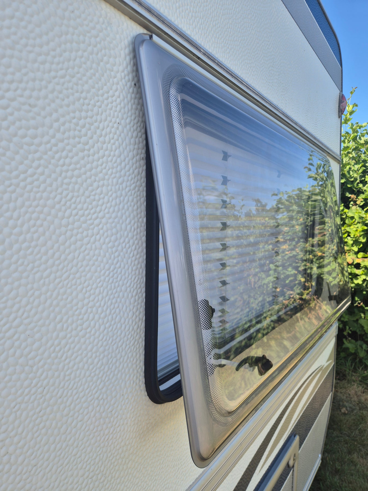 Fensteraufsteller Set für Wohnwagen & Wohnmobil – ca. 8 cm Öffnung | Universal, ASA UV-beständig