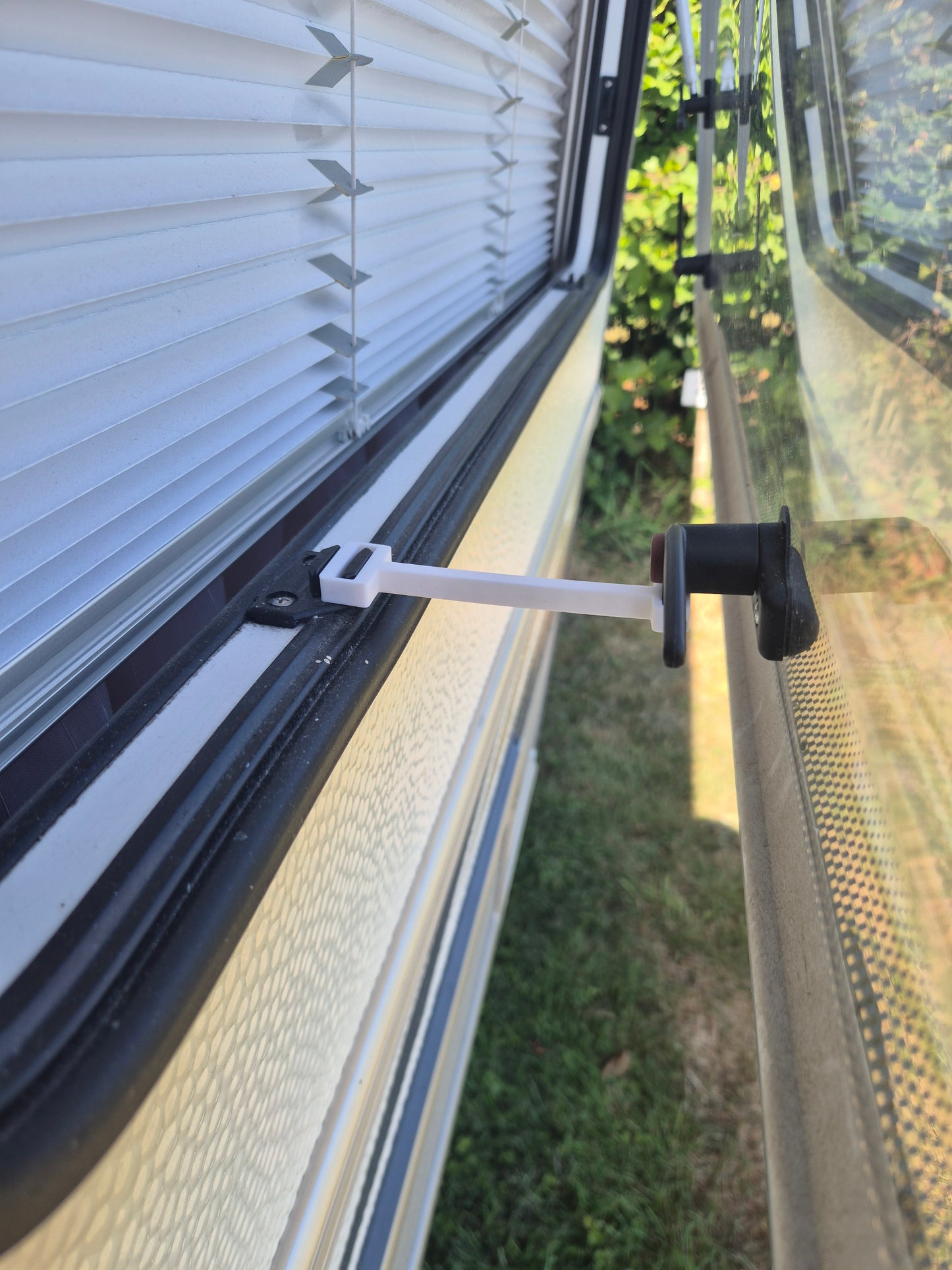 Fensteraufsteller Set für Wohnwagen & Wohnmobil – ca. 8 cm Öffnung | Universal, ASA UV-beständig